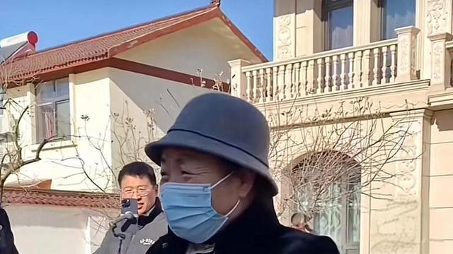 刘强东父亲外出打牌，穿5千元外套时髦阔气，身旁2高大保镖抢镜