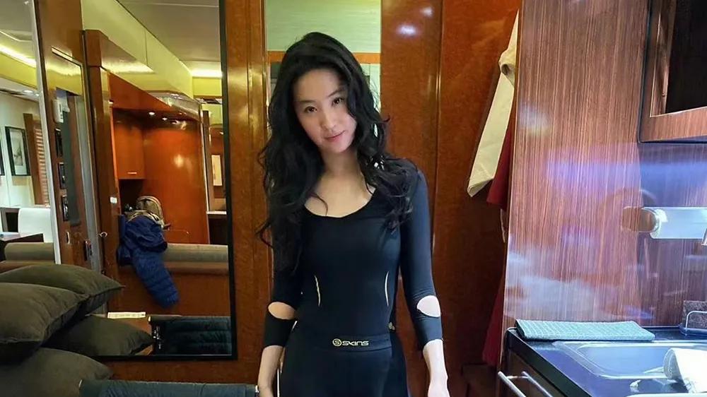 37岁刘亦菲晒健身照，穿破洞紧身衣腰臀比绝美，简直是天使容颜魔鬼身材！