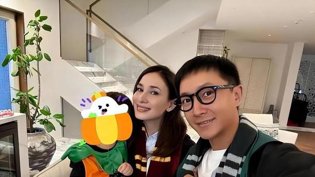 卢靖姗40岁生日，被韩庚搂在怀里好幸福，怀二胎后怕冷穿毛衣出镜