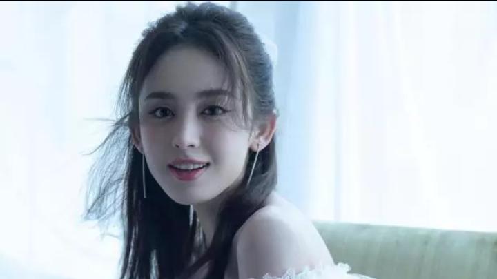 古力娜扎身着白色露肩裙，甜笑似春风拂面，这气质何人能敌？