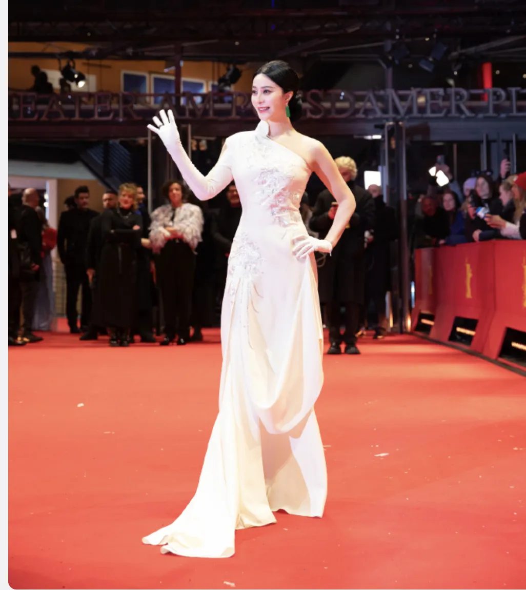 43岁范冰冰生图杀疯了！穿20斤农服拍戏无人识，海外复出太狠