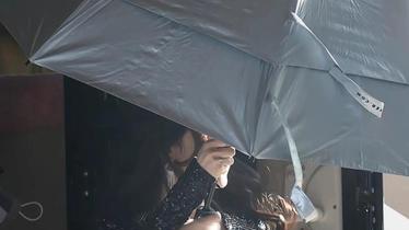 杨幂穿裙子引围观！后背拉链开到腰，网友急喊：快捂住别崩开