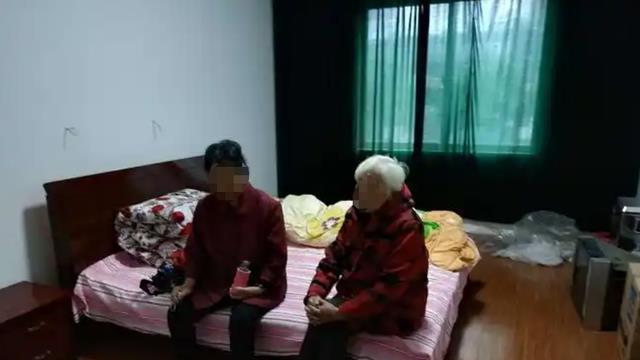 102岁网红小脚奶奶去世，生前健步如飞自称18少女，知情人曝原因
