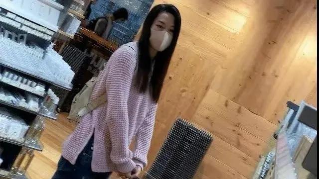 45岁徐子珊近照曝光，被偶遇独自在巴黎看展，打扮朴素低调显气质