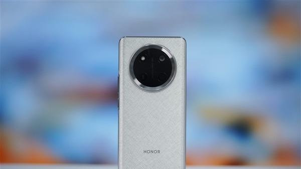 8300毫安核弹电池+新一代低功耗性能神U，最强千元续航王手机来了