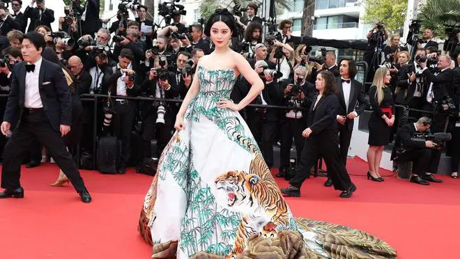 封杀8年后，范冰冰在柏林露面，红毯上换两套礼服暴露野心