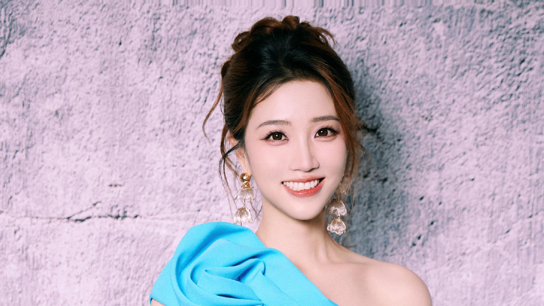 张纯烨的大长腿美脚 抹胸碎花裙 浪漫初恋脸