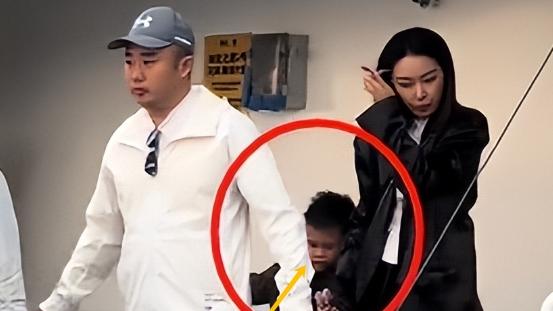 恋情瓜后，沈腾一家现身被拍，爸妈身体状况堪忧，妻子暴瘦、表情难看