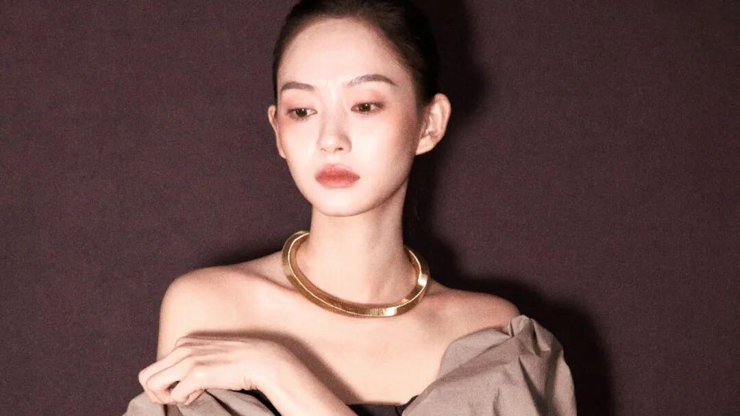 陈雨锶靓丽迷人 白皙美足