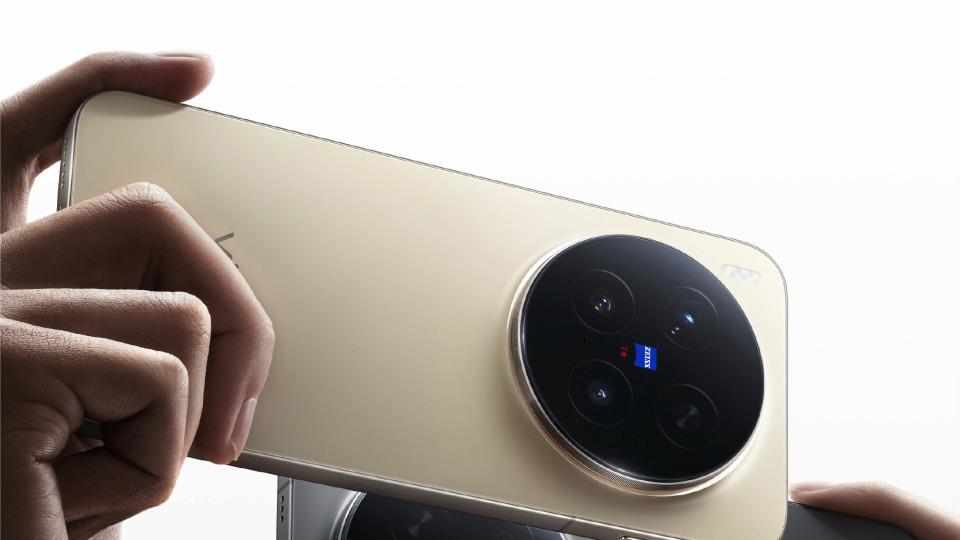 vivo X300与iQOO 15：设计均出炉，配置规格也都悬念不大了