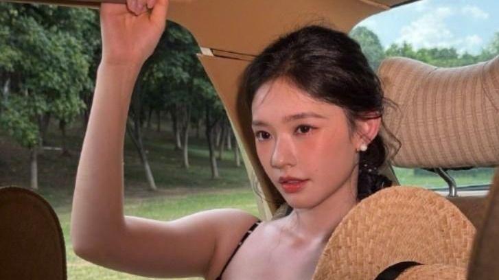 29岁林允晒老钱风美照，扎麻花辫元气满满，穿波点吊带裙大秀身材