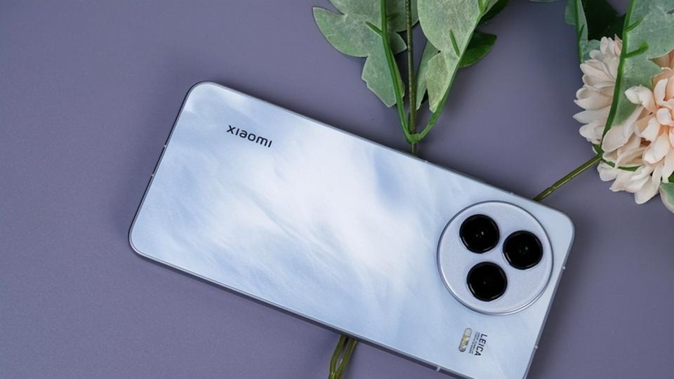 小米終于妥協，6000mAh+驍龍8sGen4+5倍光變，國補后跌至新低價