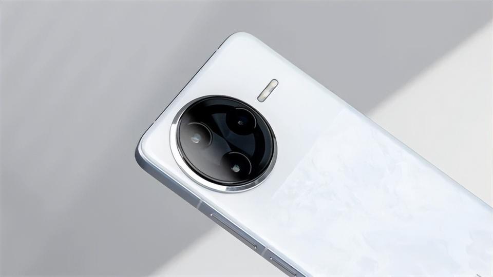 小米“乱套了”，从4299元跌至2663元，高配旗舰反而售价更亲民了