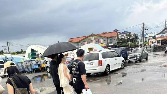 汪峰与女友乘坐私人飞机前往济州岛？两人很甜蜜，还有助理随行