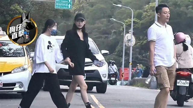 ?宿命感的照片，马筱梅像S妈，小玥儿像大S，两人牵手像一对亲母女