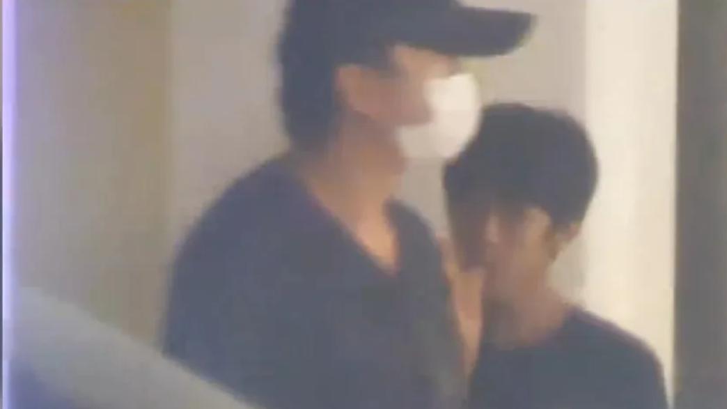 笑疯了！邓超被拍到同儿子偷吃零食，儿子还嗦手指，网友喊话娘娘