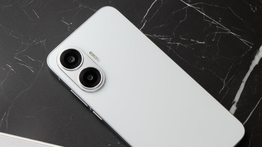 9000mAh+金屬中框+超聲波指紋，定價2000元檔，年底的新機很香啊