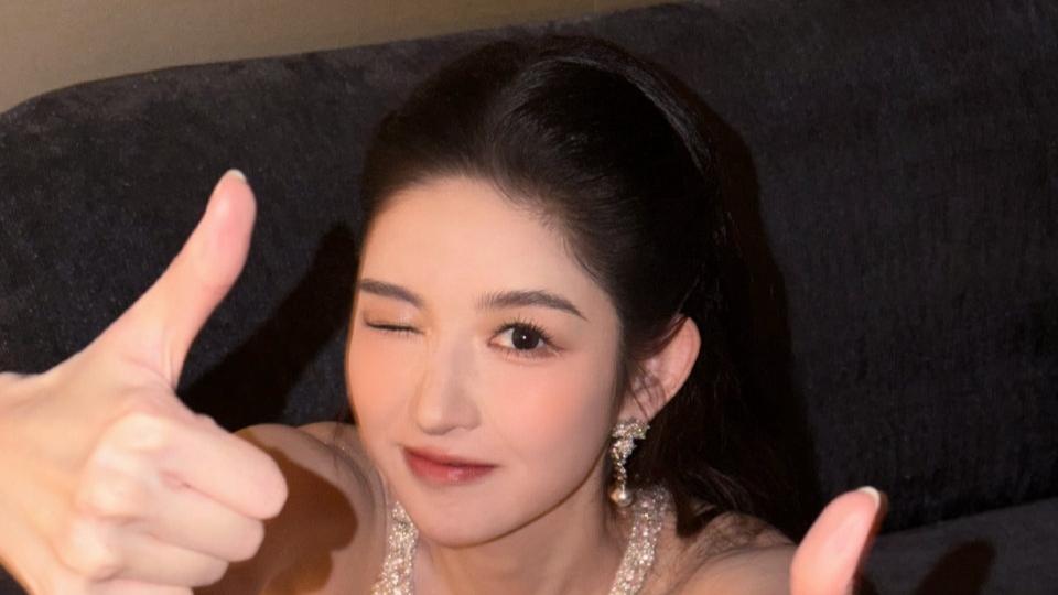 王玉雯金鹅盛典主持首秀封神，仙气造型与高情商圈粉无数