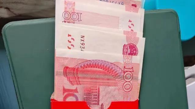 郭富城一手行李箱一手牵着方媛，从上海回香港！网友：回家必吵架