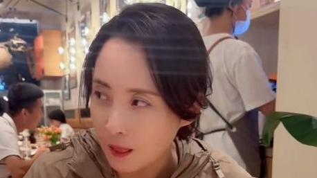 49岁蒋勤勤戴老花镜在武汉大快朵颐，一边吃肉一边减肥？