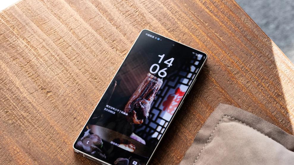 三星终于妥协，“安卓机皇”狂降1500元，2K屏+100倍变焦+钛合金