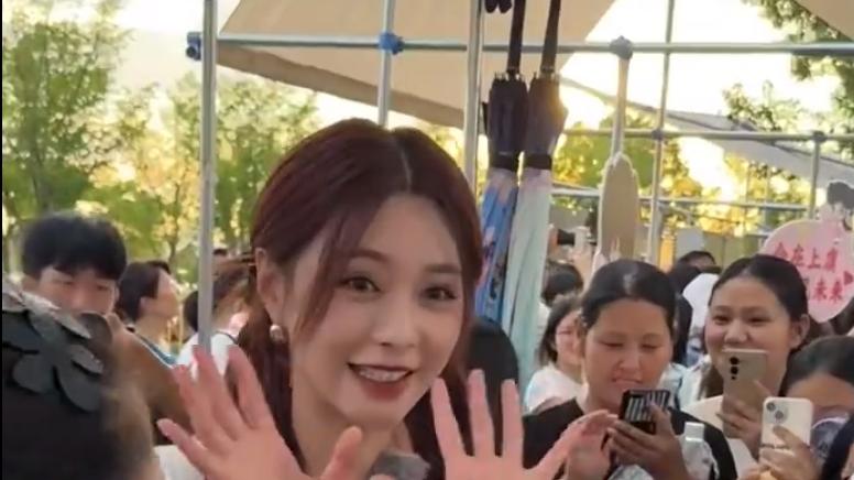 网友偶遇沈梦辰录节目 又美又瘦  原图好美，直呼杜海涛真有福！！！