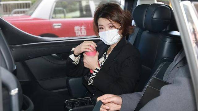 前港姐女儿发文控诉富豪爸爸！