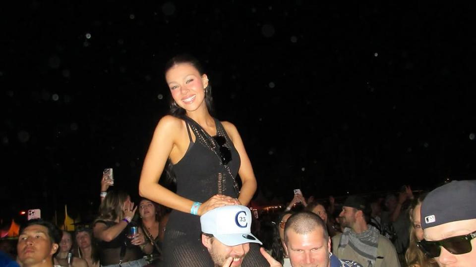 贝克汉姆长子让30岁豪门娇妻骑在肩膀上，极尽宠溺，却和原生家庭关系紧张