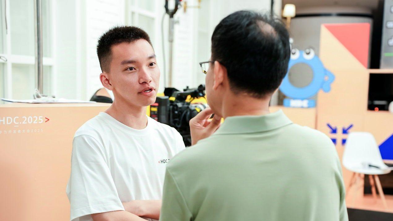 鸿蒙开发者聚乐部：端侧AI、全场景与隐私安全三重突破