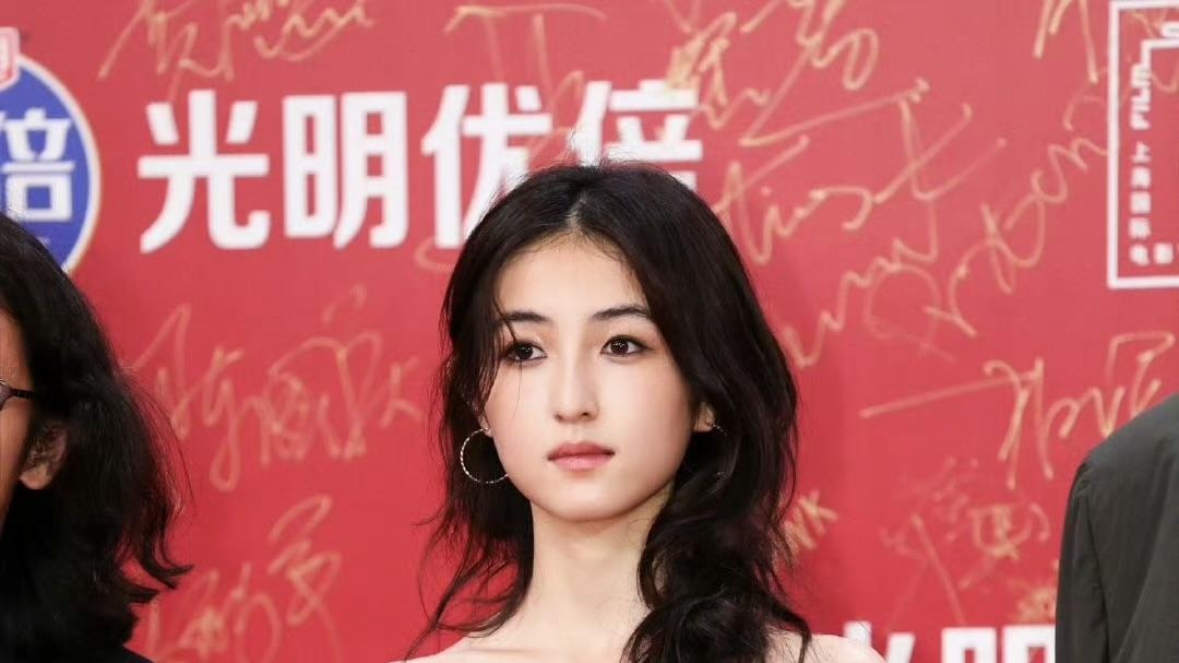 张子枫勇闯20cm高跟鞋界，红毯惊艳变身“腿精”女神