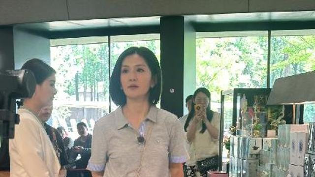 44岁谢娜在四川，皮肤光滑无瑕疵，穿衣打扮很接地气