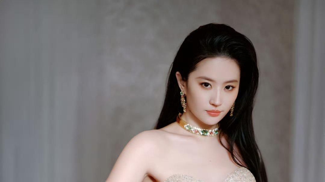 刘亦菲美的不知天地为何物，白玉兰红毯封神！