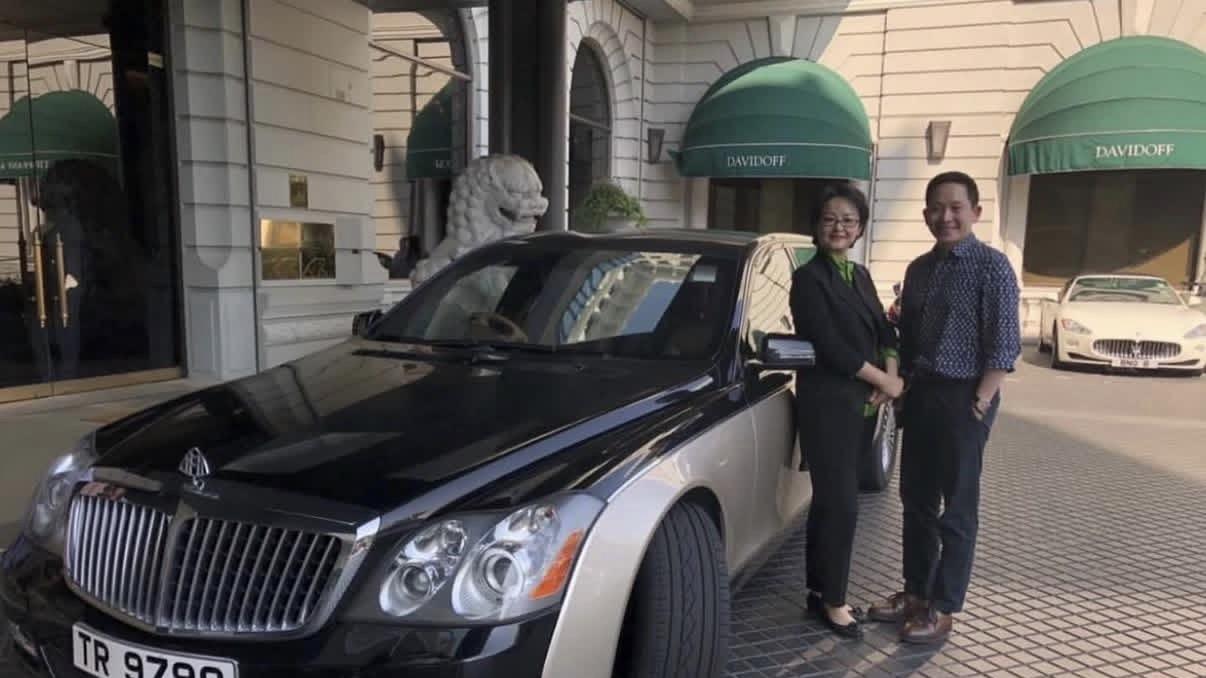 向华胜52岁遗孀罕现身，与55岁侄子合照气质温婉，丧夫11年没再婚