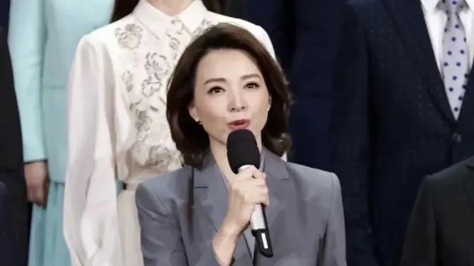 董卿10岁儿子露正面，她穿4万外套配9万包包真阔气，母子长相似复制粘贴