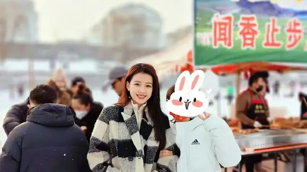 31岁孙怡回东北老家过年，穿一身大牌赶集太接地气，人群中美的很扎眼！