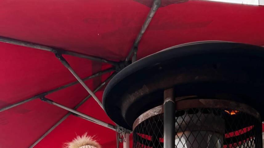 请注意，前方糖分超标！唐艺昕的圣诞美照里，藏着成年人最稀缺的分享欲