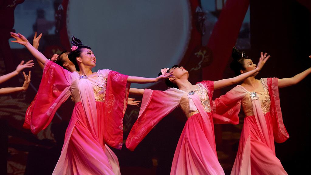 一句话评价今年的春晚：一群富人给穷人表演幸福，尴了个大尬