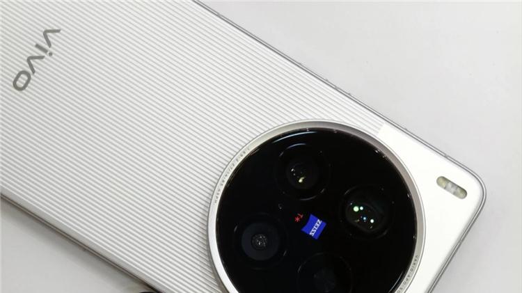 vivo X200 Ultra真機(jī)曝光，鏡頭凸起有億點(diǎn)高，與機(jī)身厚度幾乎相同
