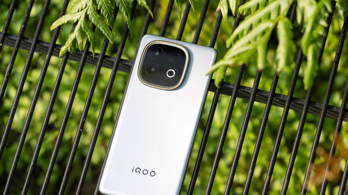 性價比第一名，8000mAh+326萬+144Hz，今年最香的中端機誕生了