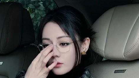 迪丽热巴黑金look惊艳红毯，满分时尚松弛感魅力惊人