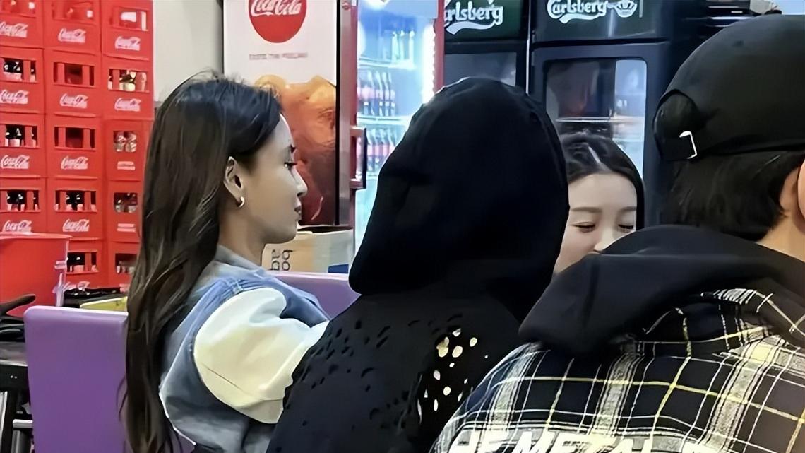 年后无工作，36岁Angelababy香港苍蝇馆吃饭，星光全无变素人