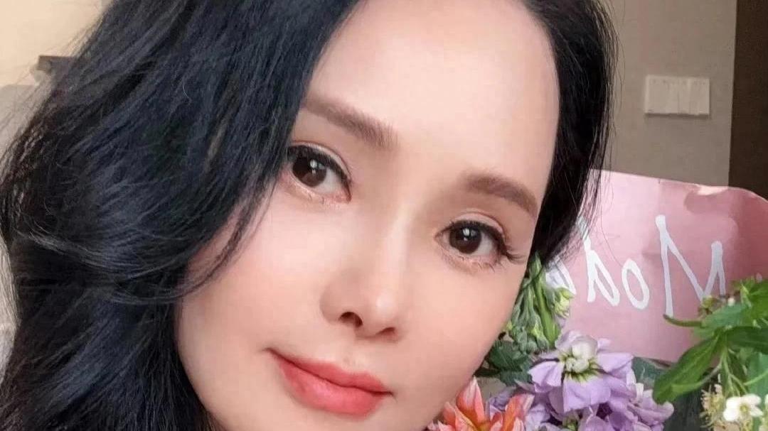 秦昊回家为老婆庆生，57岁伊能静晒一家三口，小米粒成大姑娘了