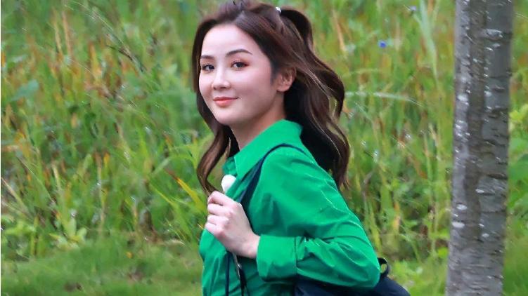 蔡卓妍再现少女时刻，黑色牛仔短裤搭配绿色衬衣重回18岁！