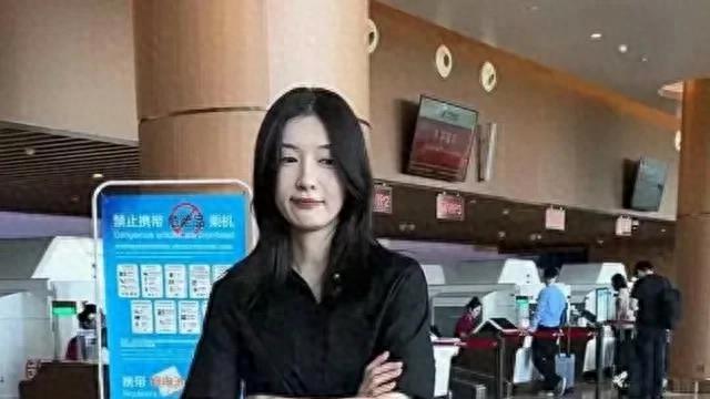 38岁的江疏影生图来了，笑容有点不自然，整体略显沧桑老了不少