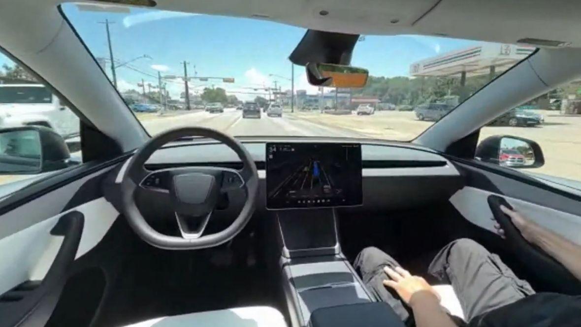 首批体验反馈出炉！特斯拉自动驾驶出租车服务褒贬不一