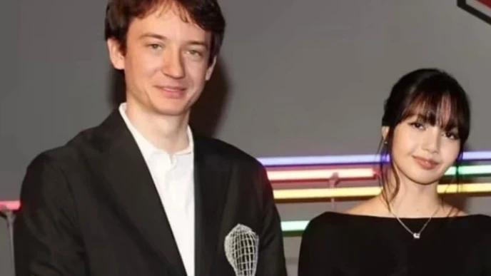 多位网友偶遇Lisa与三公子逛街，就在巴黎街头，两人或将共度圣诞