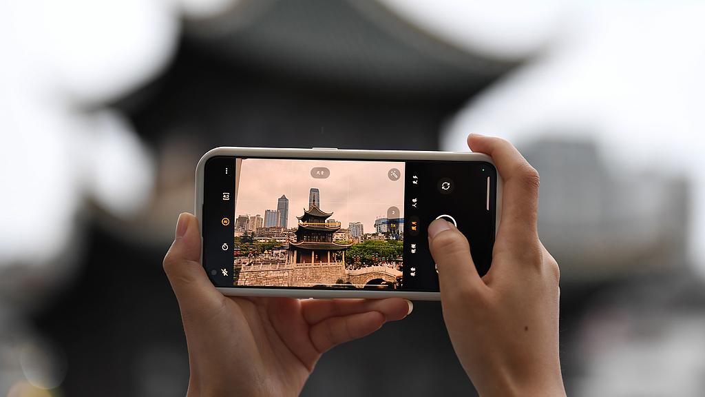 华为伸缩潜望摄像头：用机械魔法终结手机镜头“驼背”时代