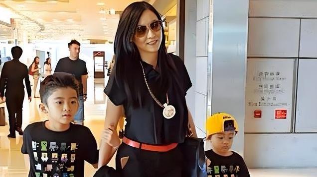 张柏芝大儿子新年首露面，正脸照曝光被指颜值不如谢霆锋！