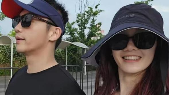 郑恺苗苗一家游迪士尼：平凡日子里的星光，藏在牵手中