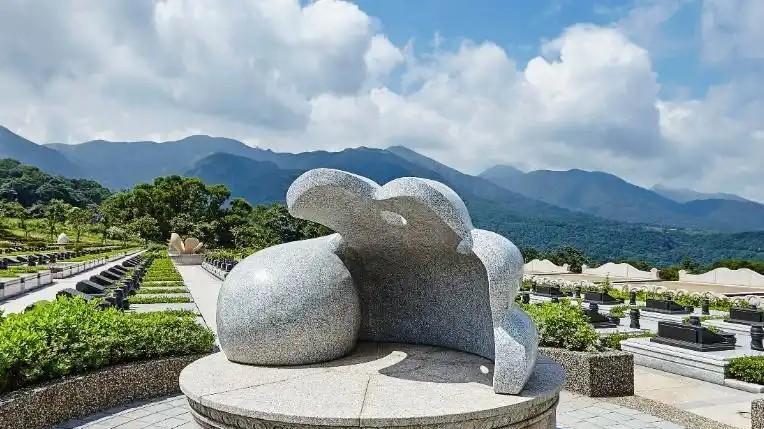 大S最终安葬于金宝山，与邓丽君为邻，但选择塔葬而非土葬引发网友热议